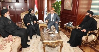صور.. إعصار كامورى يجتاح الفلبين ويعطل السفر والعمل