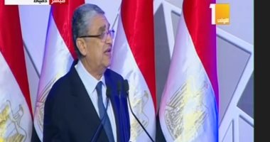 الكهرباء : رفع كابلات قديمة بمجمع مدارس مدينة العمال بقنا