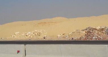 قارئ يشكو تراكم مخلفات البناء على الطريق الدائرى بين الإسماعيلية وبلبيس