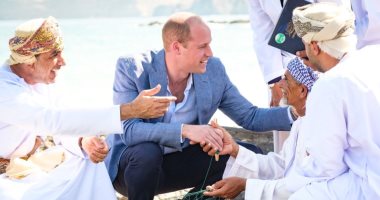 صور.. الأمير وليام يلتقى صائدى الأسماك فى عمان ويتعرف على كيفية عملهم