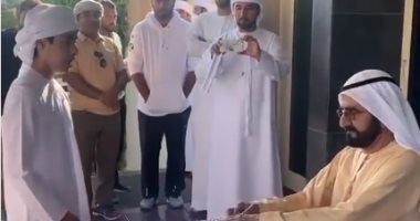 شاهد.. الشيخ محمد بن راشد يستمع إلى قصيدة مدح من نجل حمد البلوشى