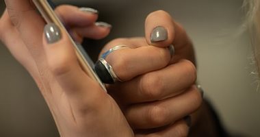 خاتم ذكى جديد مزود ببصمة إصبع لفتح هواتف أيفون. فيديو