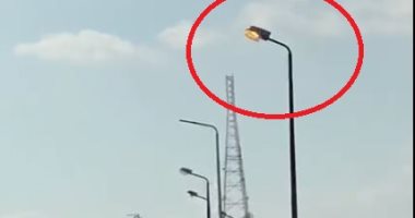 قارئ يشارك بصور لأعمدة إنارة مضاءة على طريق مصر إسكندرية الصحراوى نهارا