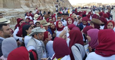 طلاب جامعة المنصورة يلتقطون سيلفى مع زاهى حواس أمام هرم خوفو