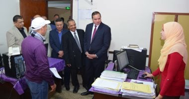 رئيس جامعة سوهاج يتفقد سير العمل بالإدارة المركزية استعداداً لتجديد الاعتماد
