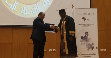 وزير التنمية المحلية يسلم شهادات ختام الدورة التدريبية للأفارقة ..صور