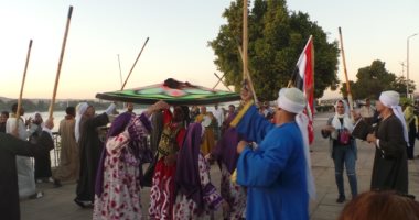 صور .. عروض فنية مصرية وأفريقية بطريق كورنيش النيل بمدينة أسوان