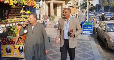 رئيس حى الدقى يجرى جولة للتفتيش على التزام المحلات بالاشتراطات البيئية