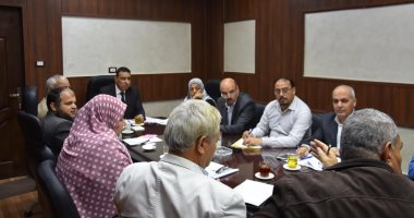 بحث مشكلة تسرب المياه من محطة الصرف الصحي بمنطقة علوش في مطروح
