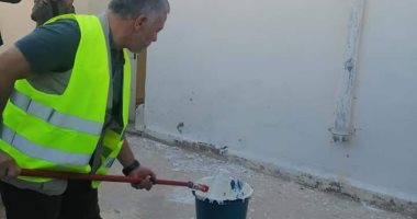ملك الأردن يشارك المتطوعين فى أعمال الصيانة لمدرسة.. صور