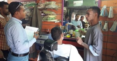 صور.. استمرار حملات التوعية بفيروس C فى صالونات الحلاقة بأسوان