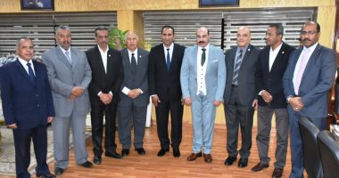 محافظ أسوان يلتقى وفد الجامعة.. ويؤكد: هدفنا خدمة المواطن