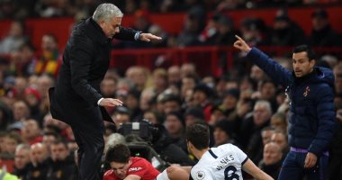 مان يونايتد ضد استون فيلا.. مورينيو يتعرض للإصابة بعد تدخل لاعب اليونايتد "فيديو"