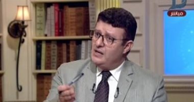 تفاصيل معركة جامعة المنوفية.. إيقاف أستاذ قانون بعد تقدم زملائه بقضايا لتعديه عليهم بالسب على فيس بوك.. رئيس الجامعة: رفض الامتثال للتحقيق وصحح مادة منفردا بنسبة نجاح 3.5%.. والدكتور البدرى يرد: افتراءات.. صور