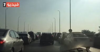 زحام مرورى إثر حادث سيارة نقل وملاكى أعلى كوبرى بالزاوية الحمراء 