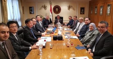 وزير قطاع الأعمال يبحث مع شركة صينية إنتاج أول سيارة ركوب كهربائية بمصر  