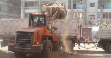 رفع 480 طن نواتج هدم بشارعى صبرى أبو علم وعاطف السادات فى شبين الكوم