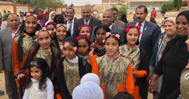 صور.. مدير تعليم الإسماعيلية يشهد معرض الوسائل فى المدارس المتميزة