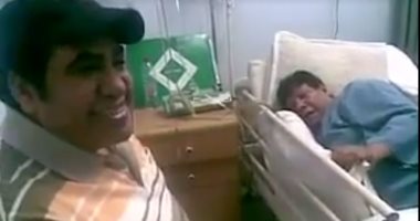 شاهد.. أحمد عدوية يغنى لـ شعبان عبد الرحيم على سرير المرض بالمستشفى