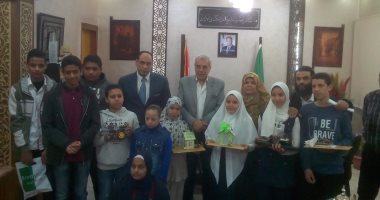 صور.. وكيل وزارة التعليم بالقليوبية يكرم الطلاب المخترعين والمبتكرين
