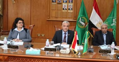 رئيس جامعة المنوفية يعقد اللجنة العليا للبرامج الخاصة 