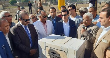 تفاصيل جولة وزير الرياضة بالأقصر.. أشرف صبحى يتابع العمل فى المنشآت الرياضية.. ويؤكد: تقديم الدعم الكامل للتوسعات والتطوير وإنشاء أسوار لملاعب مراكز شباب الطود.. ويضع حجر أساس نادى أرمنت الرياضى ..صور