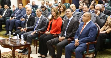 وزير الاتصالات: دمج مفاهيم التحول الرقمى فى كافة القطاعات بالدولة