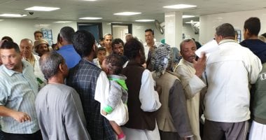 صور.. إقبال على قافلة جامعة القاهرة الطبية بحلايب وشلاتين