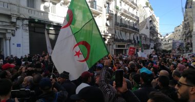 الجزائر يواصل جمعته الـ42 الرافضة لانتخابات الرئاسة قبل مناظرة المرشحين الـ5