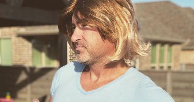 عاقبها بطريقة مضحكة.. أب يستحوذ على حسابات ابنته بالسوشيال ميديا 