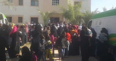 محافظ قنا: الكشف على 2481 حالة خلال قافلة طبية بقوص