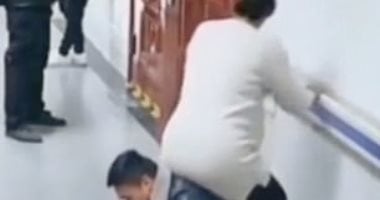 الحب أفعال.. زوج يحول نفسه "كرسى" لتجلس زوجته الحامل.. فيديو