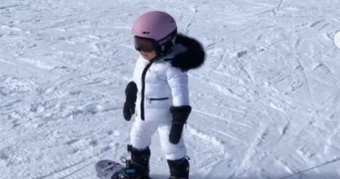 ابن الوز عوام.. نجلة كيلي جينر في مغامرة جديد للتزحلق على الجليد