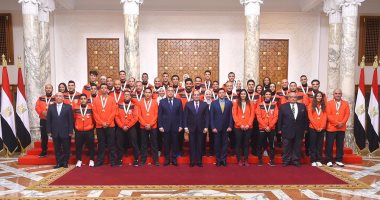 صور.. السيسي يمنح منتخبات الاسكواش والكاراتيه والأوليمبي وسام الرياضة 