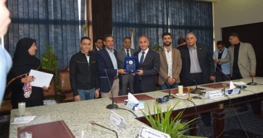 صور.. رئيس جامعة الزقازيق يكرم فريق ذوى الاحتياجات الخاصة لحصولهم على بطولة البارلمبياد