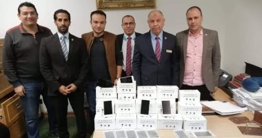 صور.. جمارك مطار برج العرب تحبط تهريب شاشات هواتف محمولة