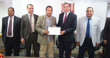 صور.. رئيس جامعة سوهاج يكرم 26 متدربا اجتازوا دورات "سلامة الغذاء"