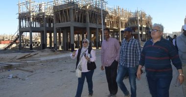صور.. لجنة من وزارة الإسكان تتفقد وحدات الإعلان العاشر بالغردقة