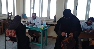 صور.. إقبال كبير على قافلة طبية بمدينة رأس غارب