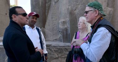 صور.. نائب محافظ الأقصر يلتقى السائحين بمعبد الأقصر ويتابع إصلاح هبوط أرضى