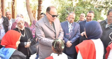 صور.. محافظ أسيوط يوزع ملابس على دور رعاية البنين والفتيات