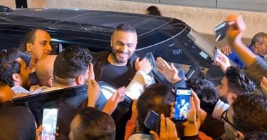 صور.. استقبال حافل لـ تامر حسنى بمطار القاهرة بعد دخوله موسوعة جينيس