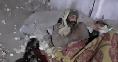 قارئة تشارك بصورة لمشرد ينام فى العراء بمدنية السلام