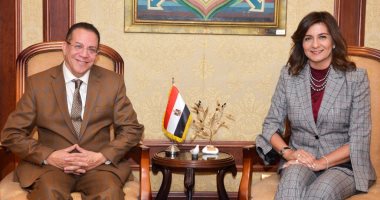 الهجرة تبحث توقيع عقود لتصدير منتجات مدينة الجلالة والروبيكى لأمريكا