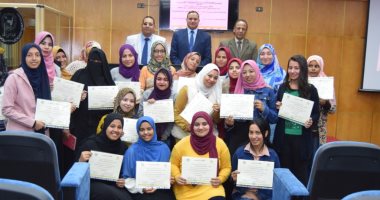 صور.. جامعة سوهاج تكرم 21 طالبا لاجتيازهم تدريب ريادة الأعمال للمشروعات الزراعية