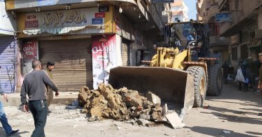 صور.. رئيس مجلس مدينة بلبيس يقود حملة لإزالة الإشغالات