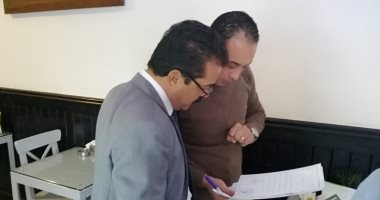 صور.. ضبط مخالفات تهرب ضريبى وعدم الألتزام بالأسعار بكافيهات وسط الإسكندرية