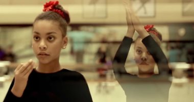 "سلمى" ملاك التوحد.. على أنغام الموسيقى بالرينا وفى حمام السباحة شحرورة.. الطفلة تحصل على بطولة الجمهورية..وفريدة عثمان ونيللى كريم مثلها الأعلى.. ووالدتها: أتمنى تكون بطلة عالمية.. فيديو وصور