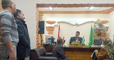 رئيس حي ثان الزقازيق يلتقي عددا من المواطنين بمكتبه للاستماع لمشاكلهم