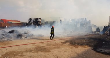 السيطرة على حريق هائل بمصنع "كارتون" بالشرقية بعد الدفع بـ 11 سيارة.. صور